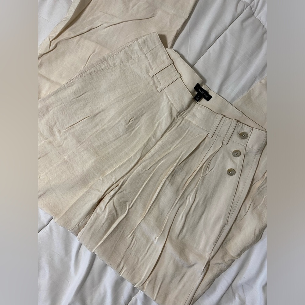 💥2 for $50!💥 FLASH SALE! Banana Republic Oyster Pearl colored Pleated Trousars